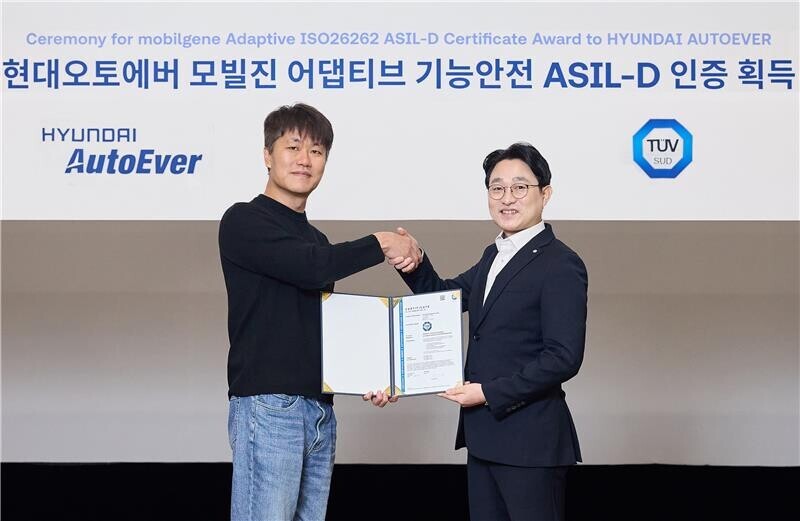 현대오토에버 SW플랫폼사업부장 류석문 전무(왼쪽)와 TUV SUD 코리아 서정욱 대표가 ASIL-D 인증서를 들고 기념촬영을 하고 있다.
