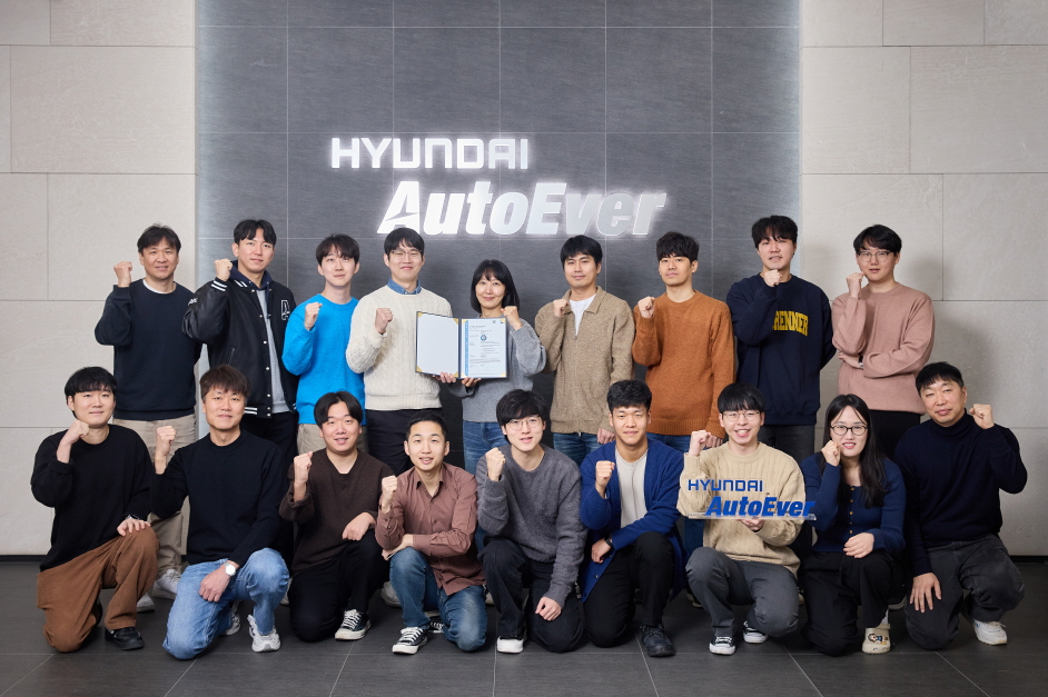 현대오토에버 SW플랫폼사업부 임직원들이 차량SW플랫폼 모빌진 어댑티브의 ASIL-D 인증 획득을 기념하고 있다.