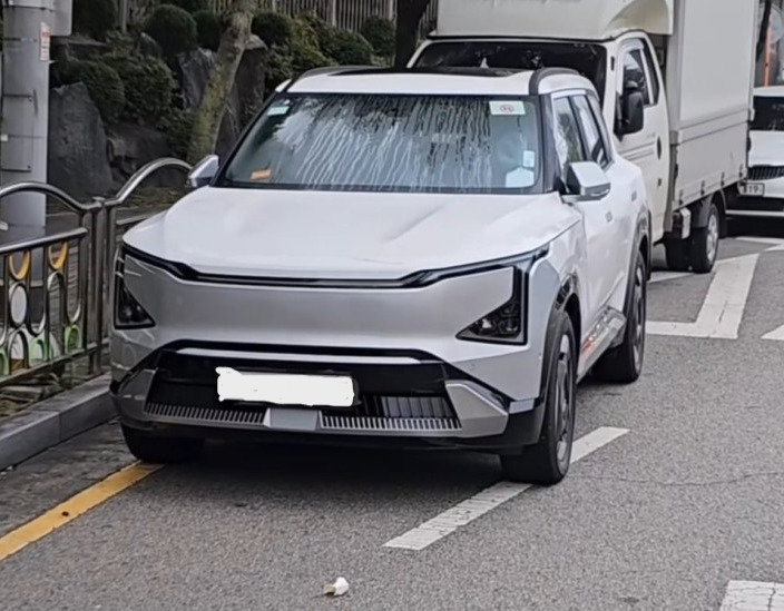 국내에서 포착된 기아 EV5(출처:오토스파이넷)