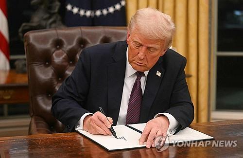 행정명령에 서명하는 트럼프(출처:연합뉴스)