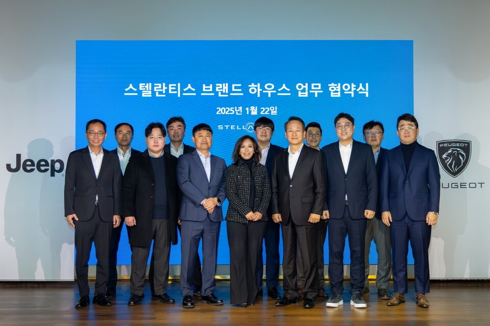  스텔란티스코리아가 22일 케이씨씨모빌리티(의정부, 안양, 서초), 비전오토모빌(수원, 대전, 천안, 세종), 렉스모터스(강남), 빅토리오토모티브(부산), 신창모터스(대구), 프리마모터스(일산), 경남오토모빌(창원) 등 7개 딜러사와 몬드리안 서울 이태원 호텔에서 ‘스텔란티스 브랜드 하우스’ 업무 협약식을 진행했다.
