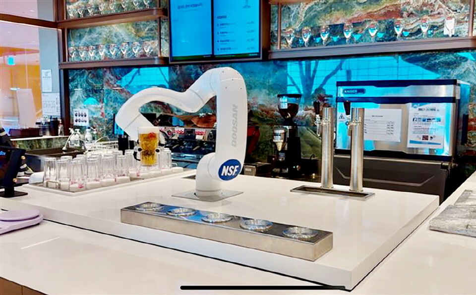 두산로보틱스 맥주 추출 협동로봇