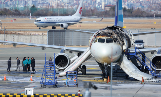 지난 28일 오후 10시 26분께 김해공항 주기장에서 이륙을 준비하던 홍콩행 에어부산 항공기에서 불이 나 승객과 승무원 등 176명이 비상 탈출했다. (출처 : 연합뉴스)