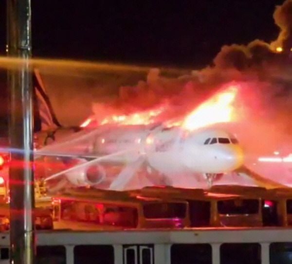 지난 28일 오후 10시 26분께 김해공항 주기장에서 이륙을 준비하던 홍콩행 에어부산 항공기에서 불이 나 승객과 승무원 등 176명이 비상 탈출했다. (출처 : 연합뉴스)