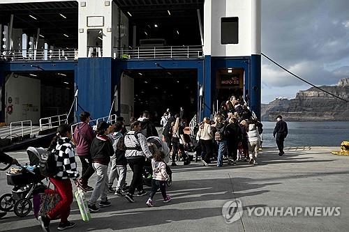 3일(현지시간) 산토리니섬 떠나는 사람들(출처:연합뉴스)