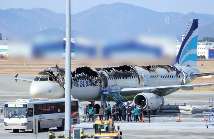 지난 28일 오후 10시 26분께 김해공항 주기장에서 이륙을 준비하던 홍콩행 에어부산 항공기에서 불이 나 승객과 승무원 등 176명이 비상 탈출했다. (출처 : 연합뉴스)