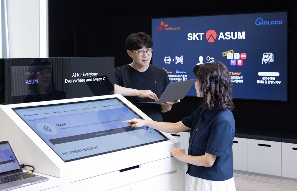 SKT 직원이 SKT와 몰로코가 협력하여 개발한 통합 광고 플랫폼 '어썸(ASUM) 2.0'을 테스트하는 모습