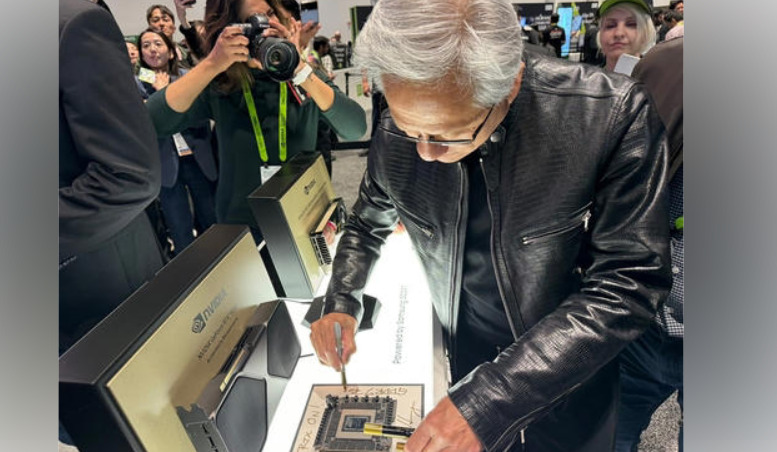 엠비디아 젠슨 황CEO가 삼성부스를 찾아  ‘삼성’(SAMSUNG)이라는 단어와 함께 ‘GDDR7 최고!’(GDDR7 Rocks!), ‘RTX는 계속된다’(RTX ON!)라는 글을 적었다. (사진제공: 연합뉴스)