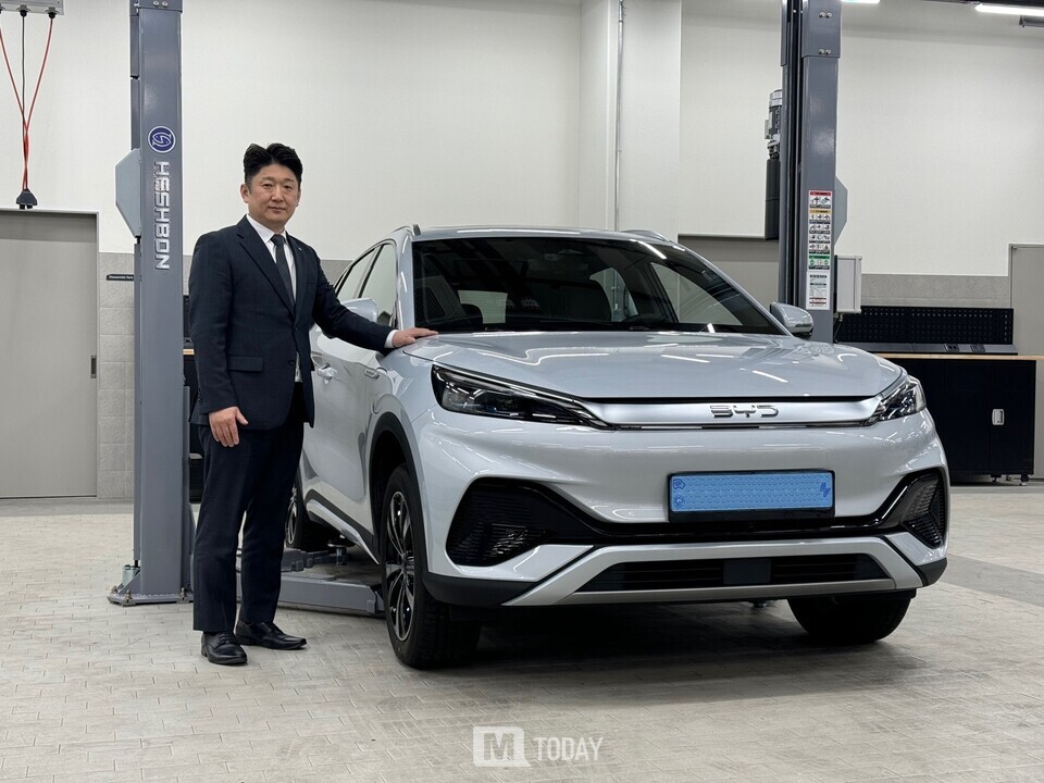 BYD Auto 수원 서비스센터 안성현 본부장이 ATTO 3 옆에서 포즈를 취하는 모습