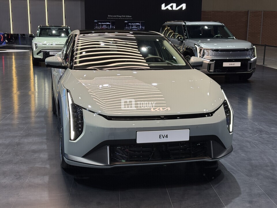 [2025 서울모빌리티쇼] 국내 최장 주행거리의 주인공 기아 'EV4', 직접 보면 이런 느낌!