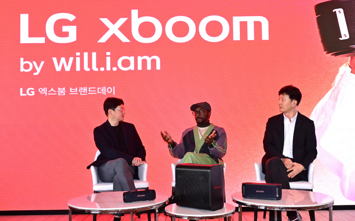 LG전자가 세계적인 뮤지션 윌아이엠(will.i.am)과의 협업으로 탄생한 무선 오디오 브랜드 'LG 엑스붐' 신제품을 앞세워 고객에게 혁신적인 AI 오디오 경험을 선보인다. 사진은 7일 오후 서울 영등포구 그라운드220에서 열린 LG 엑스붐 브랜드 데이에서 LG전자 MS사업본부 오디오사업담당 이정석 전무(왼쪽)와 윌아이엠(가운데), LG전자 한국영업본부 MS마케팅담당 오승진 상무(오른쪽)가 대담을 나누고 있다.