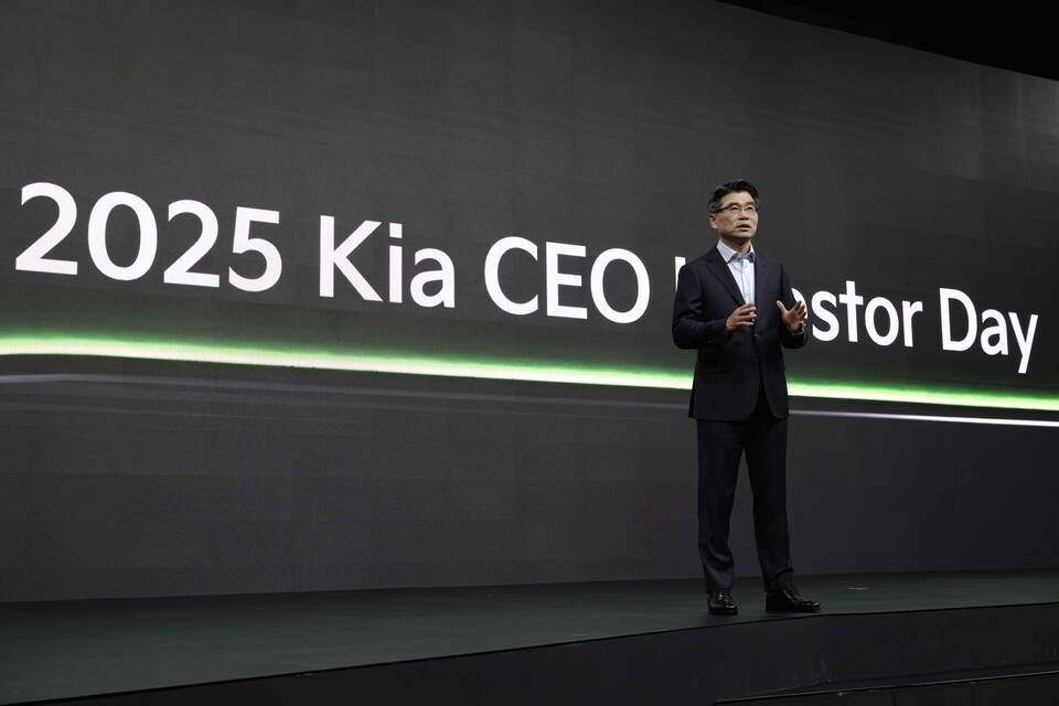 사진 : 기아 송호성 사장이 '2025 CEO 인베스터 데이(CEO Investor Day)'에서 기아의 중장기 사업 전략과 재무 목표 등에 설명하고 있다.