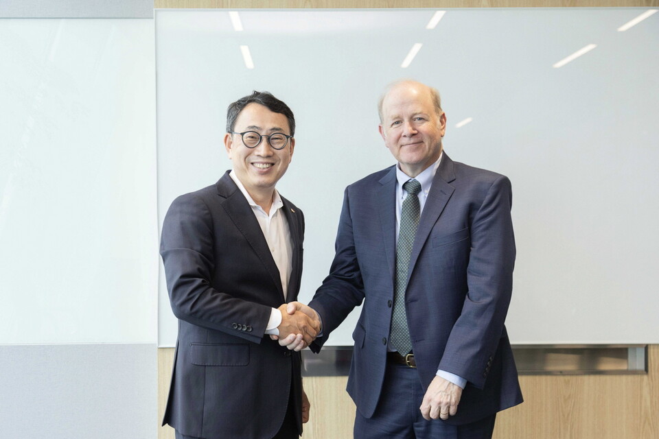 17일 서울 을지로 SKT 본사에서 유영상 SKT CEO(왼쪽)와 피터 채프먼(Peter Chapman) IonQ 이사회 의장과 기념 사진을 촬영하고 있다.