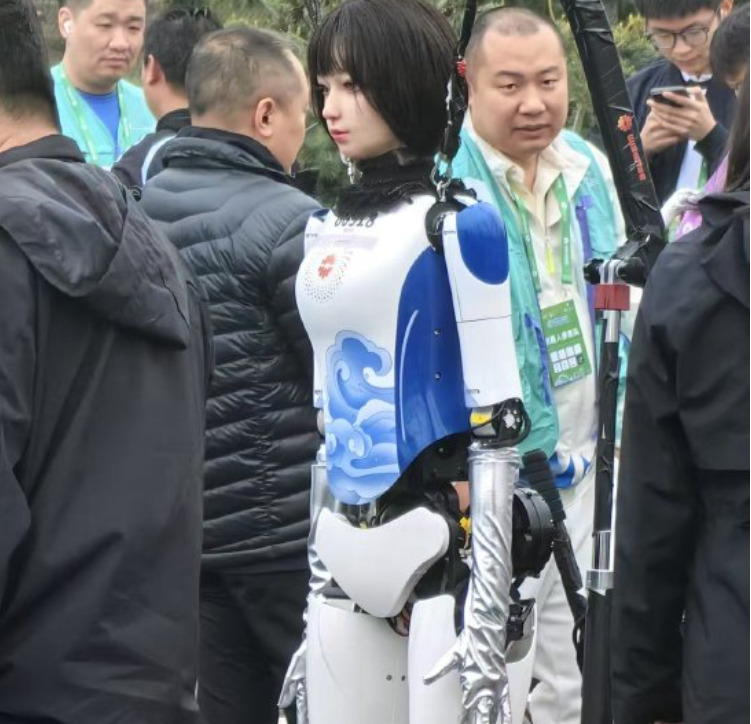 여성 휴머노이드  로봇 '환환'