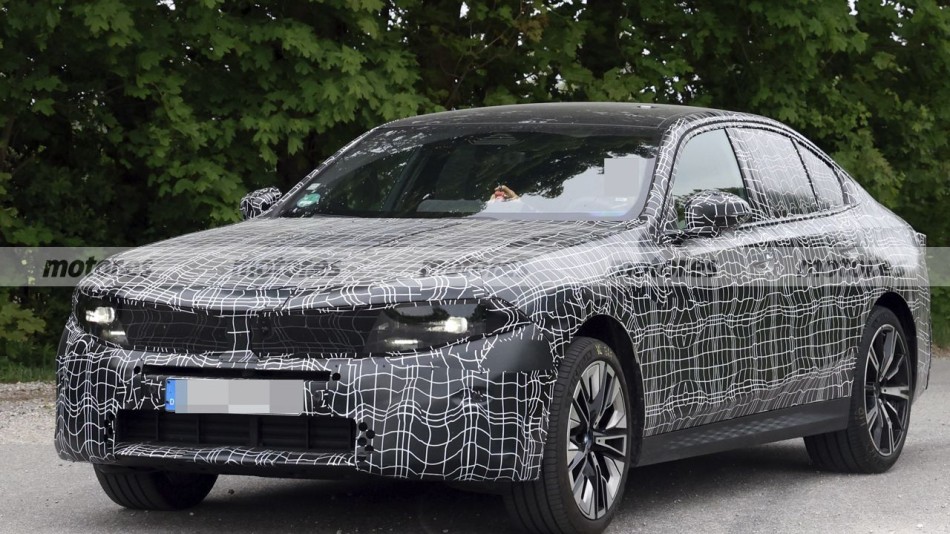 BMW 신형 5시리즈의 부분변경 모델 스파이샷(출처: motor es)