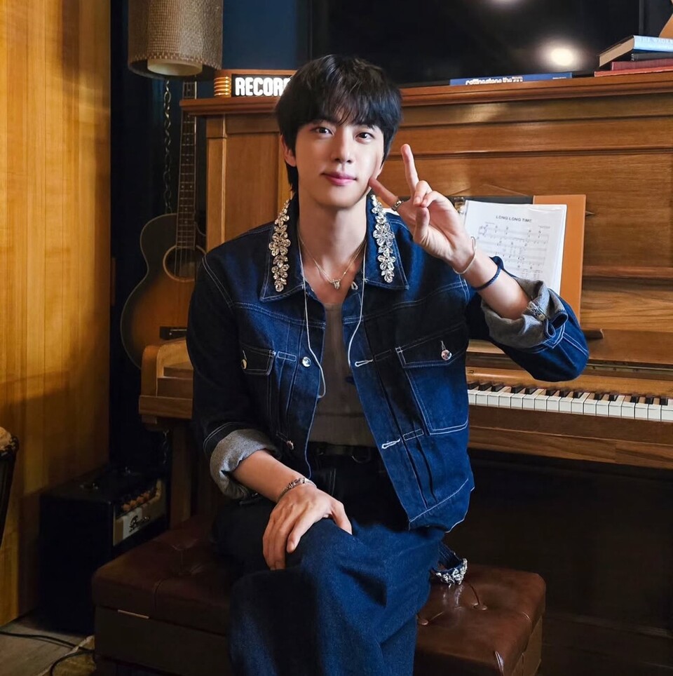 사진 : BTS 진 (출처=인스타그램/@jin)