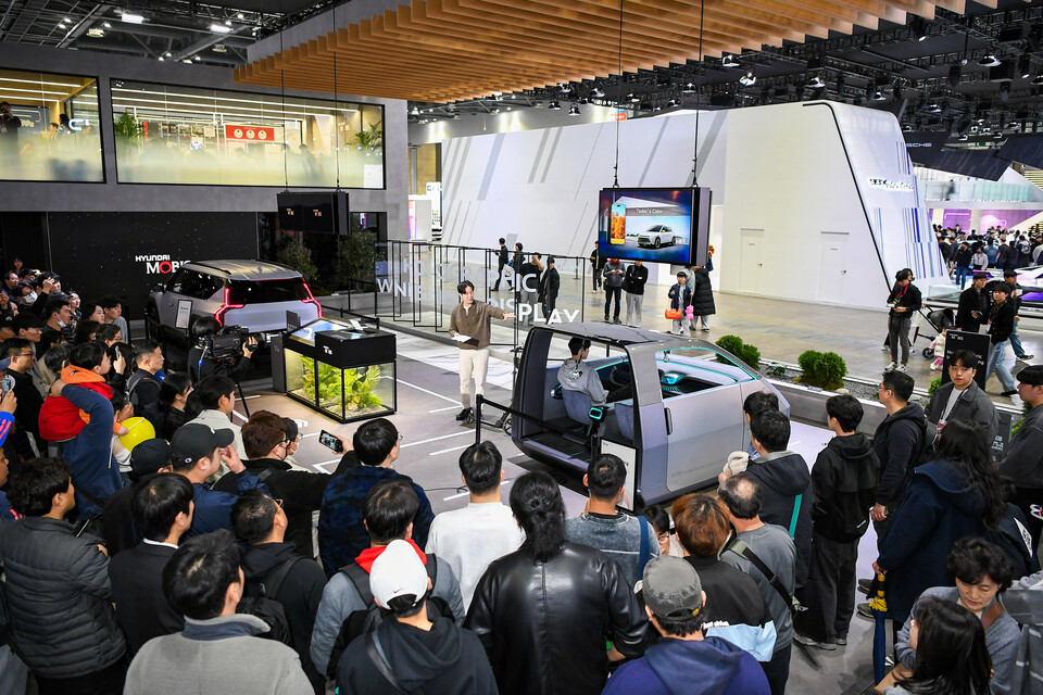 지난 4월에 열린 '2025 서울모빌리티쇼'에서 현대모비스가 자동차 첨단기술을 시연하고 있는 모습 (출처 : 현대모비스)
