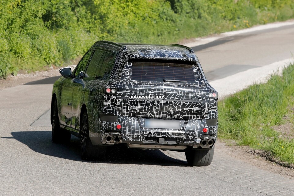 사진 : BMW X7 풀체인지 테스트카 (출처=Autoevolution)
