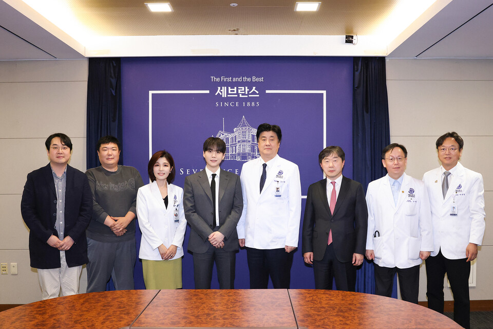 사진 : BTS 슈가와 연세의료원 관계자들 (출처=연합뉴스)