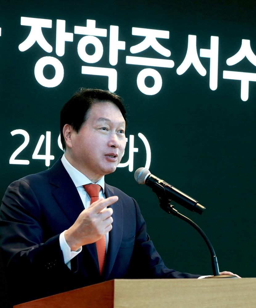 한국고등교육재단 이사장을 맡고 있는 최태원 SK회장이 24일 서울 종로구SK서린빌딩에서 열린 해외유학 장학증서 수여식에서 격려인사를 하고 있다.