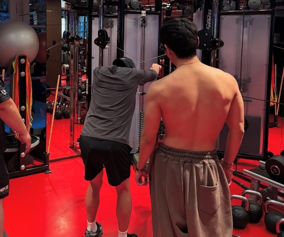 BTS・V、上裸で鍛え上げた肉体を公開！パリでの近況に注目集まる