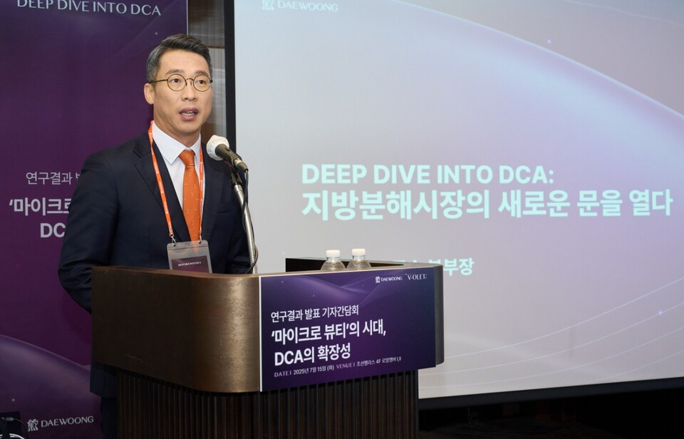 윤준수 대웅제약 나보타사업 본부장이 기자간담회에서 지방파괴주사제인 브이올렛의 주성분 데옥시콜산(DCA)을 소개하고 있다.