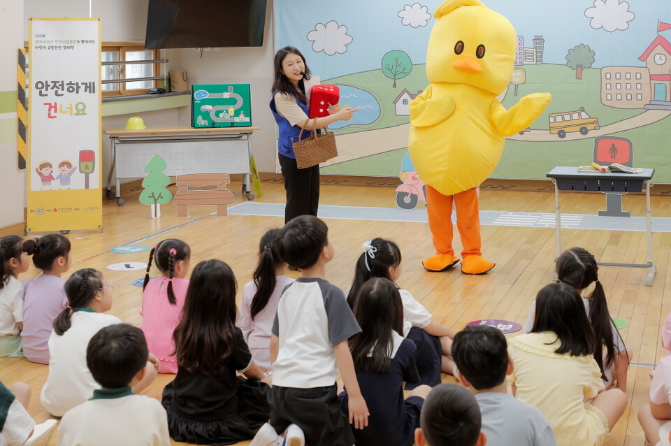 15일 인천 연수구 명선초등학교에서 진행된 ‘안전하게 건너요’ 어린이 교통 안전 캠페인 수업