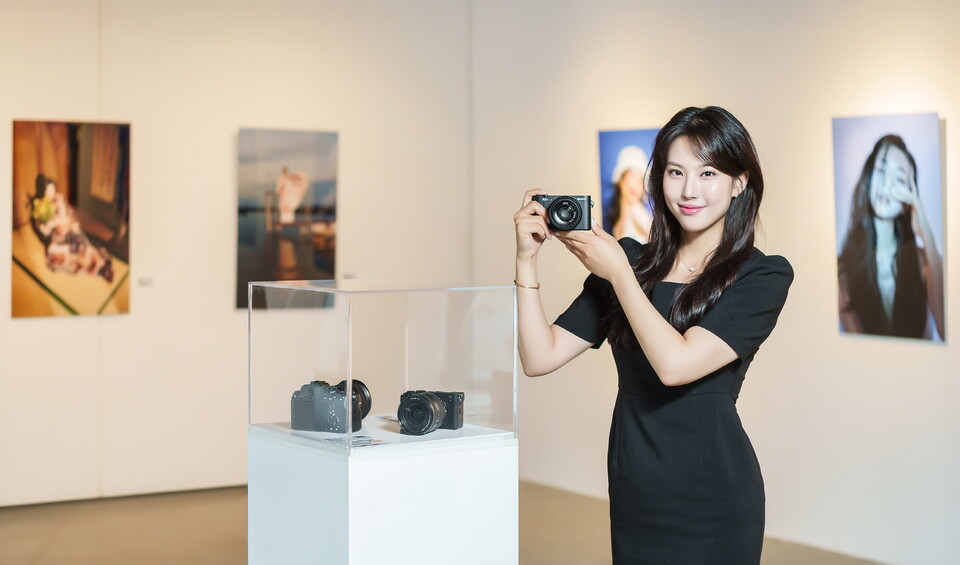 최근 글로벌 공개된 약 6,100만 화소의 렌즈 일체형 풀프레임 카메라 ‘RX1R III’