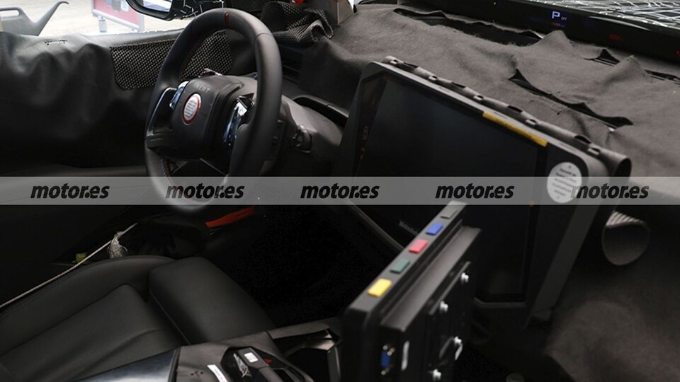 사진 : BMW X5 풀체인지 테스트카 실내 (출처=Motor.es)