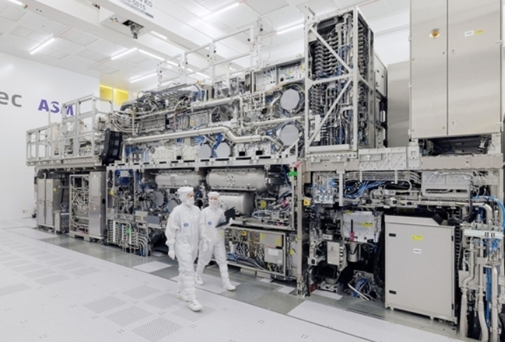  ASML 2nd generation  High-NA EUV machine 