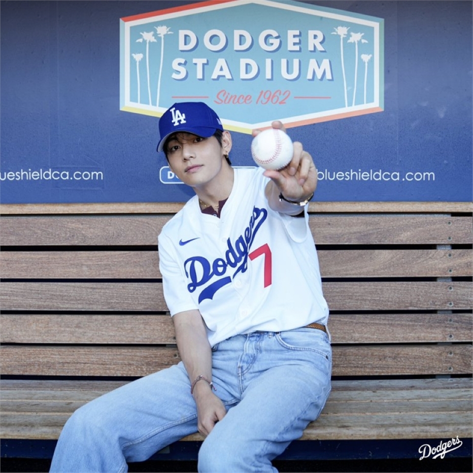 BTS V×MLB始球式、日本メディアが1面で報じた驚きの内容とは