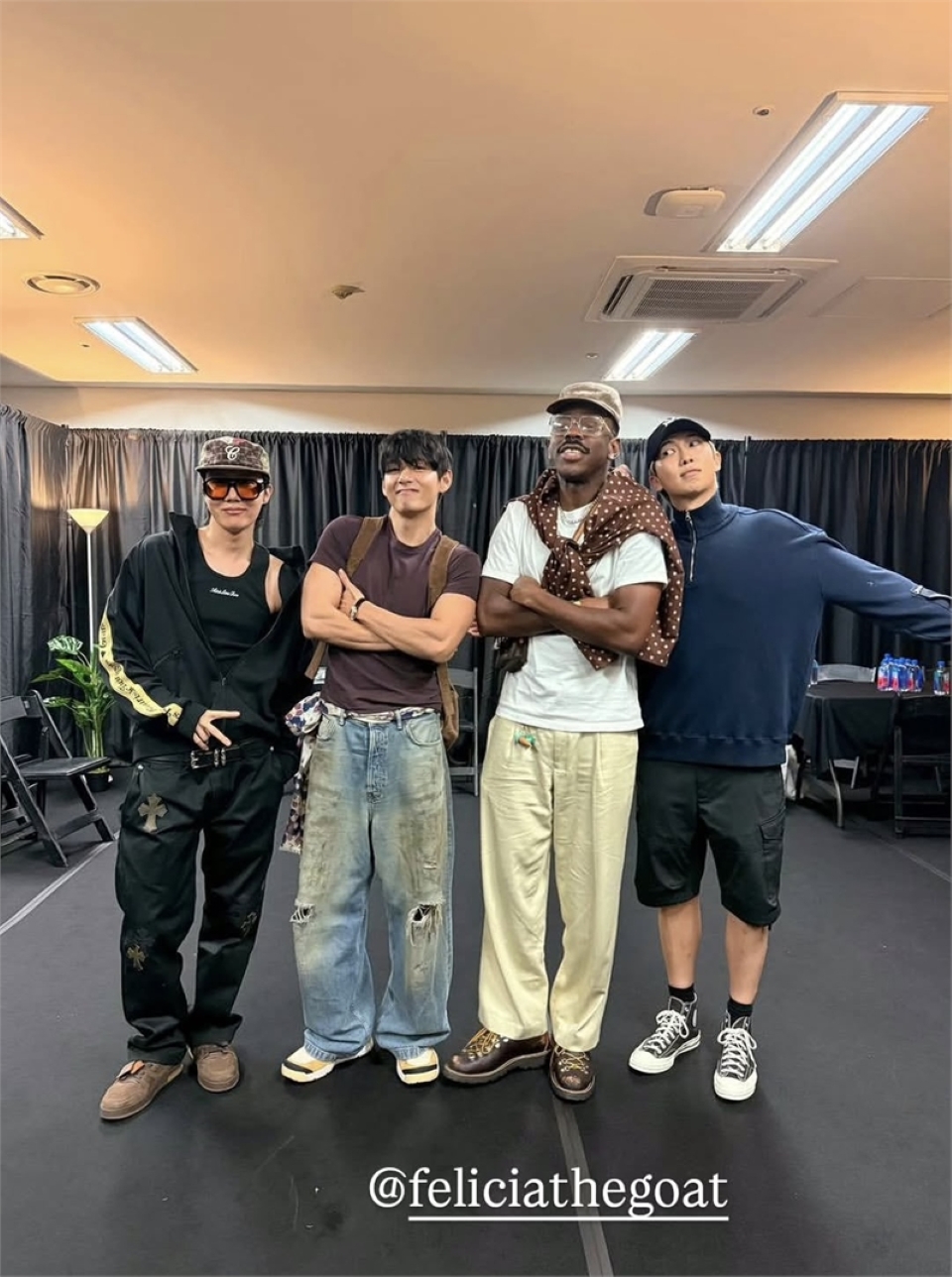 BTS V、RM＆J-HOPEとサプライズ登場！タイラー公演現場に熱狂 < GLOBAL