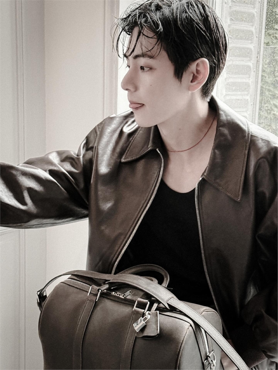 BTS・V、秋のパリを彩る神ビジュアル公開！「寒さより美しさ