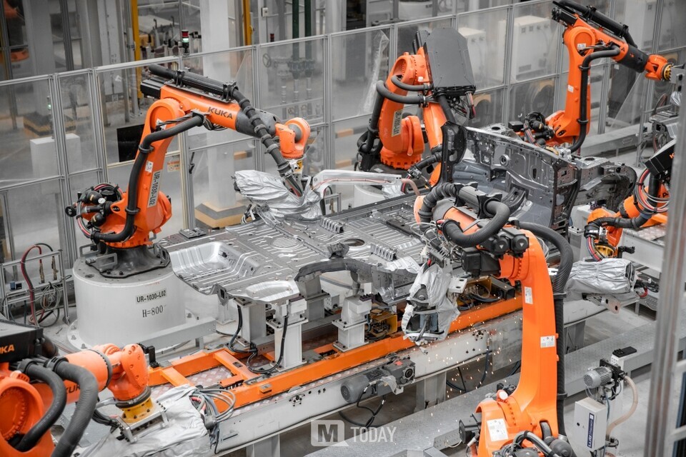 BYD 정저우 공장 용접 라인 (출처=BYD)