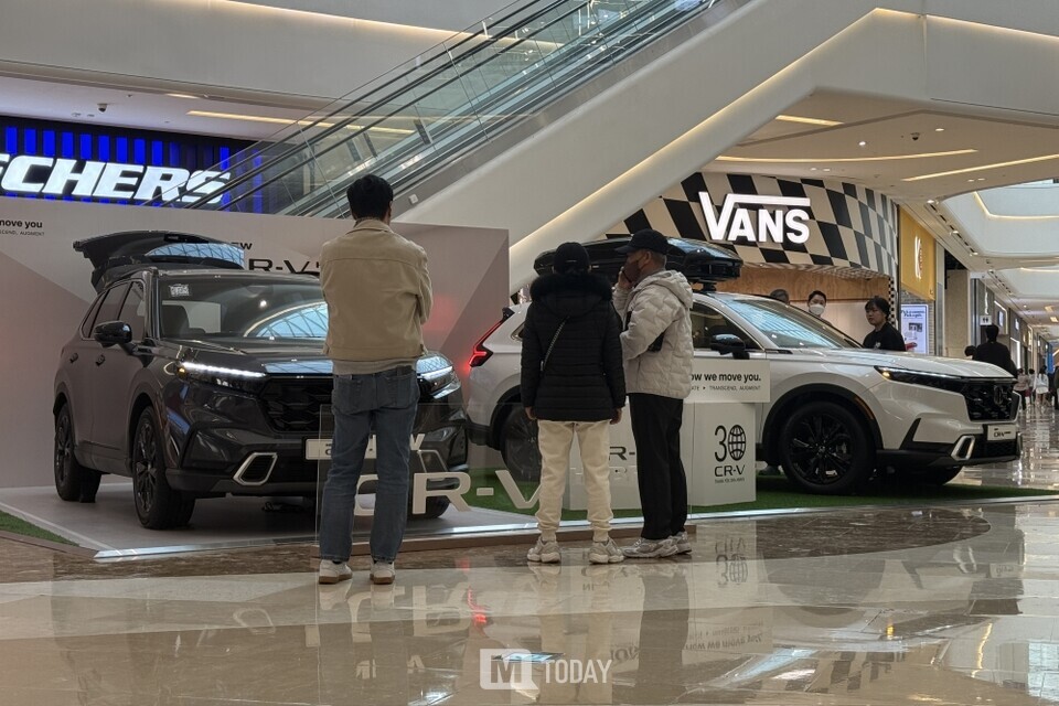 2026년형 CR-V 스타필드 하남 팝업스토어에 고객들이 설명을 듣고 있는 모습