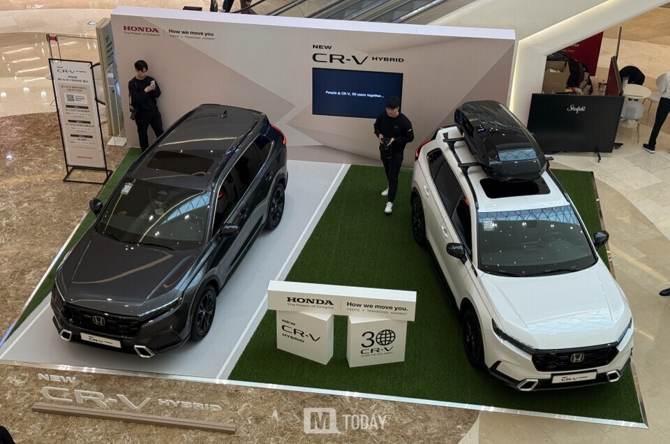 2026년형 CR-V 스타필드 하남 팝업스토어에 고객들이 설명을 듣고 있는 모습