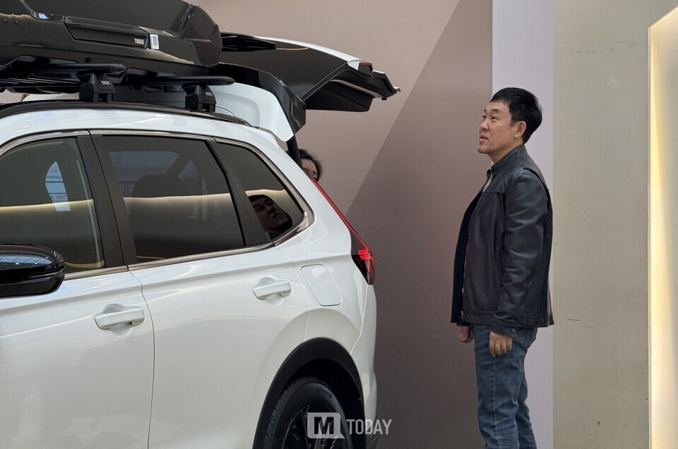 혼다코리아 이지홍 대표이사가 팝업스토어를 방문한 고객에게 직접 차량에 대한 설명을 하고 있다.