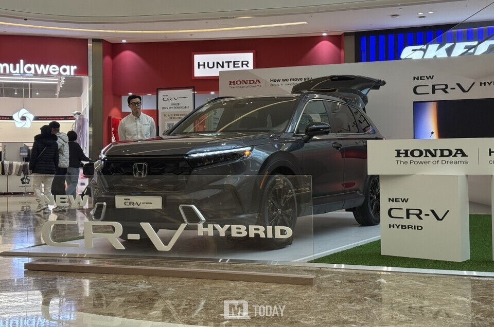 2026년형 CR-V 스타필드 하남 팝업스토어에 고객들이 설명을 듣고 있는 모습