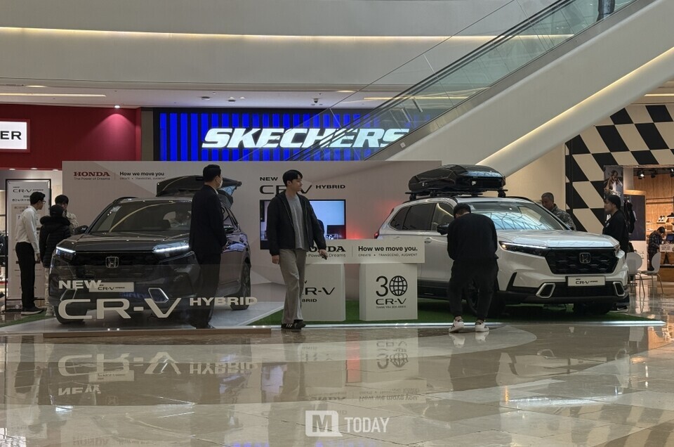 2026년형 CR-V 스타필드 하남 팝업스토어에 고객들이 설명을 듣고 있는 모습
