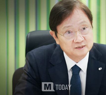 이찬진 금융감독원장이 국내 20개 은행장들에게 그동안 소외됐던 국민들까지 너그러이 포용하는 따뜻하고 포용적인 금융을 실천해 줄것을 당부했다.