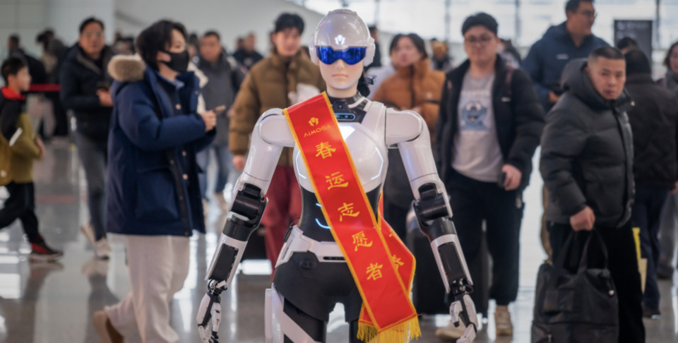  중국 안후이성 우후시 우후역에는 휴머노이드 로봇이 안내 및 안전 호출 등 자원봉사 활동을 벌였다. 