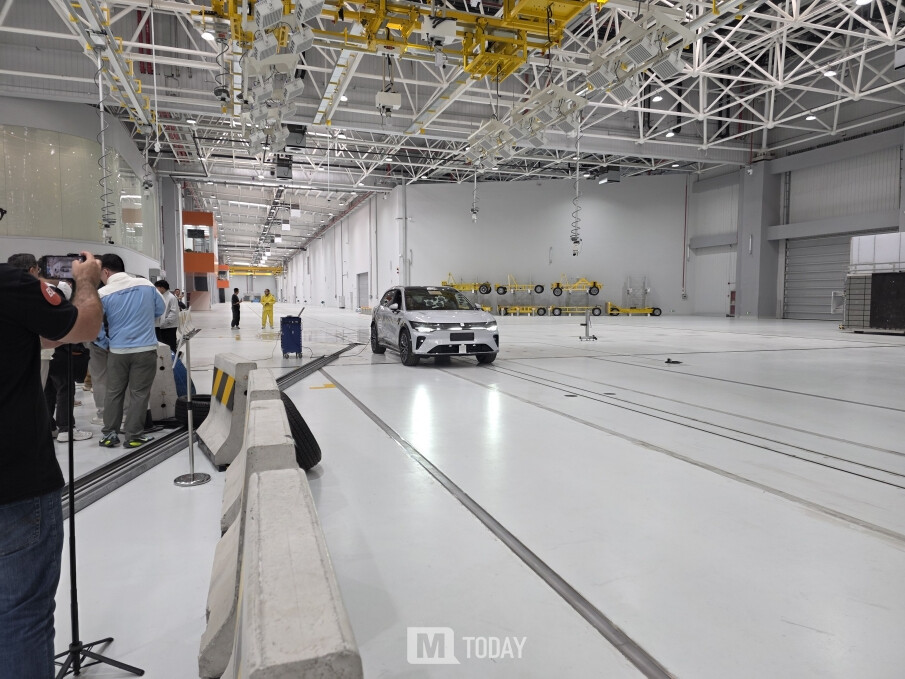 충돌테스트를 준비중인 지커 7X