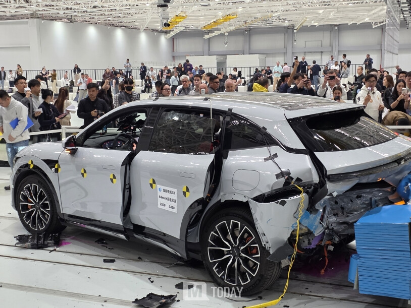 후방 충돌 테스트 직후의 지커 7X