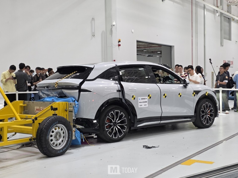 후방 충돌 테스트 직후의 지커 7X