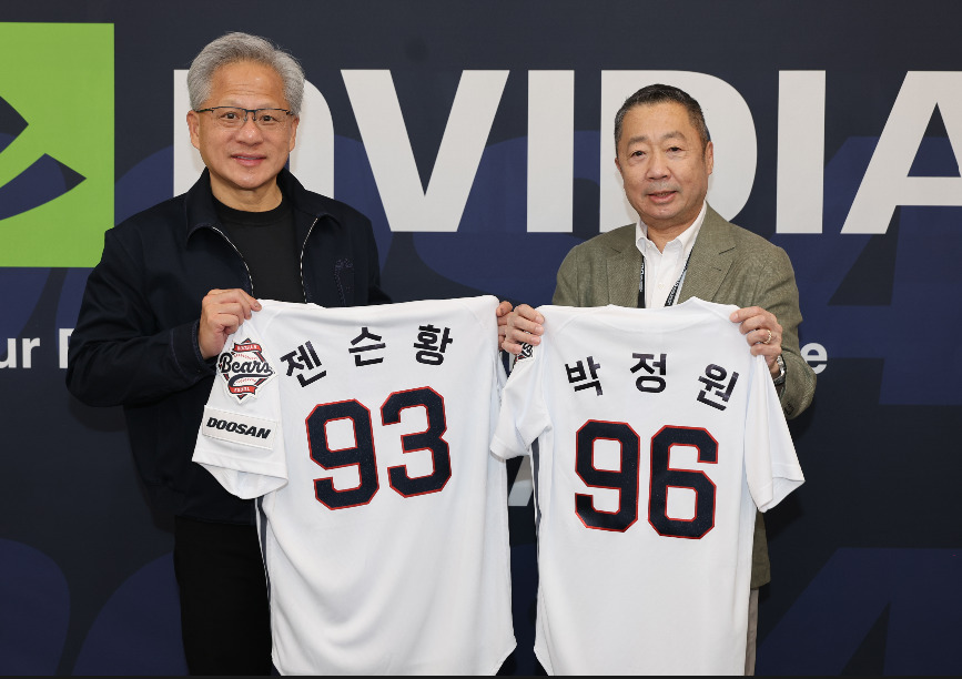 젠슨황 CEO와 두산그룹 박정원회장이 잠실야구장에서 등번호 93번, 96번 유니폼을 입고 시구자로 나섰다.