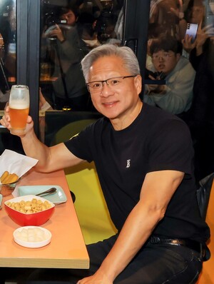 젠슨 황, 깐부치킨서 또 직원들과 맥주 파티